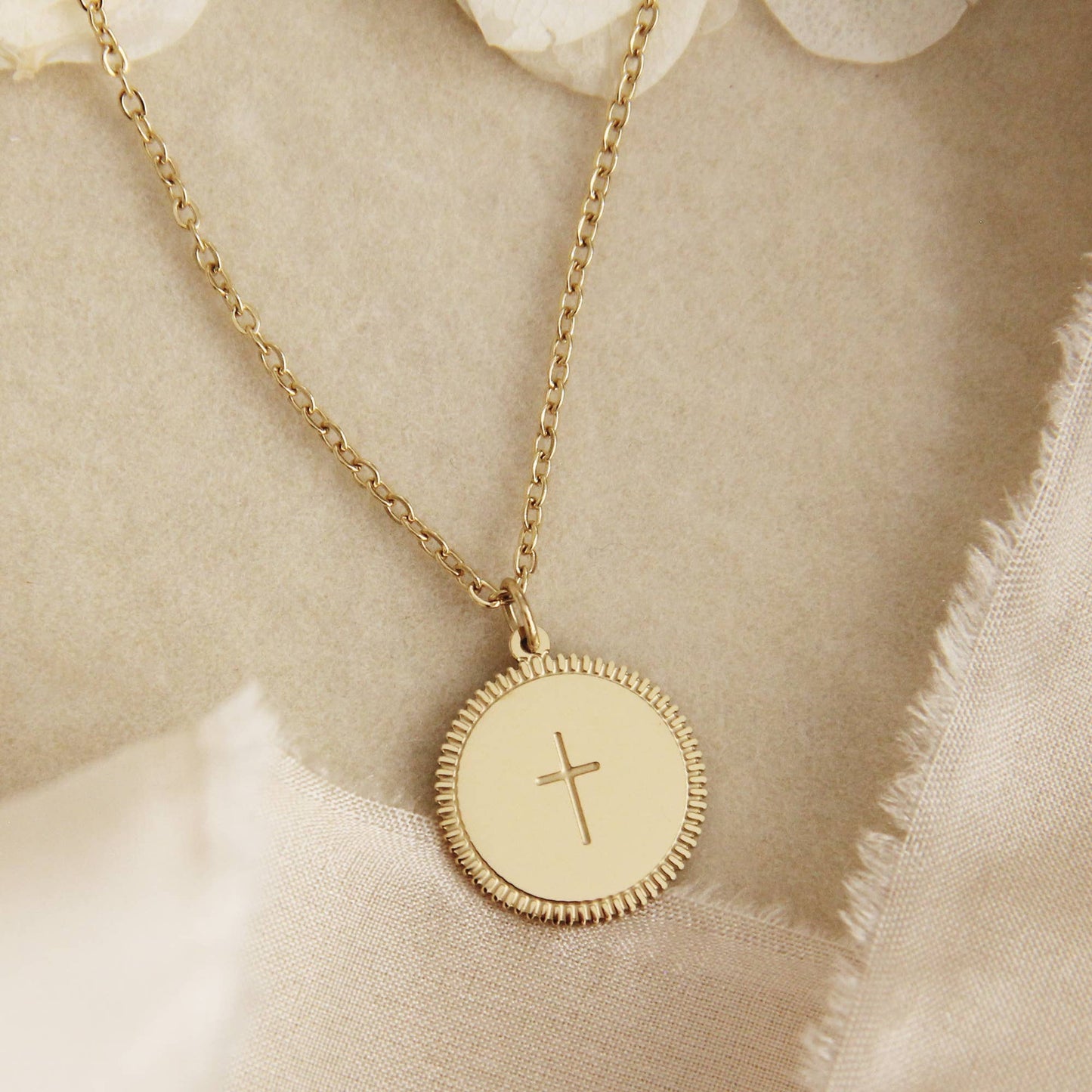 Cross Pendant Necklace: Yellow Gold