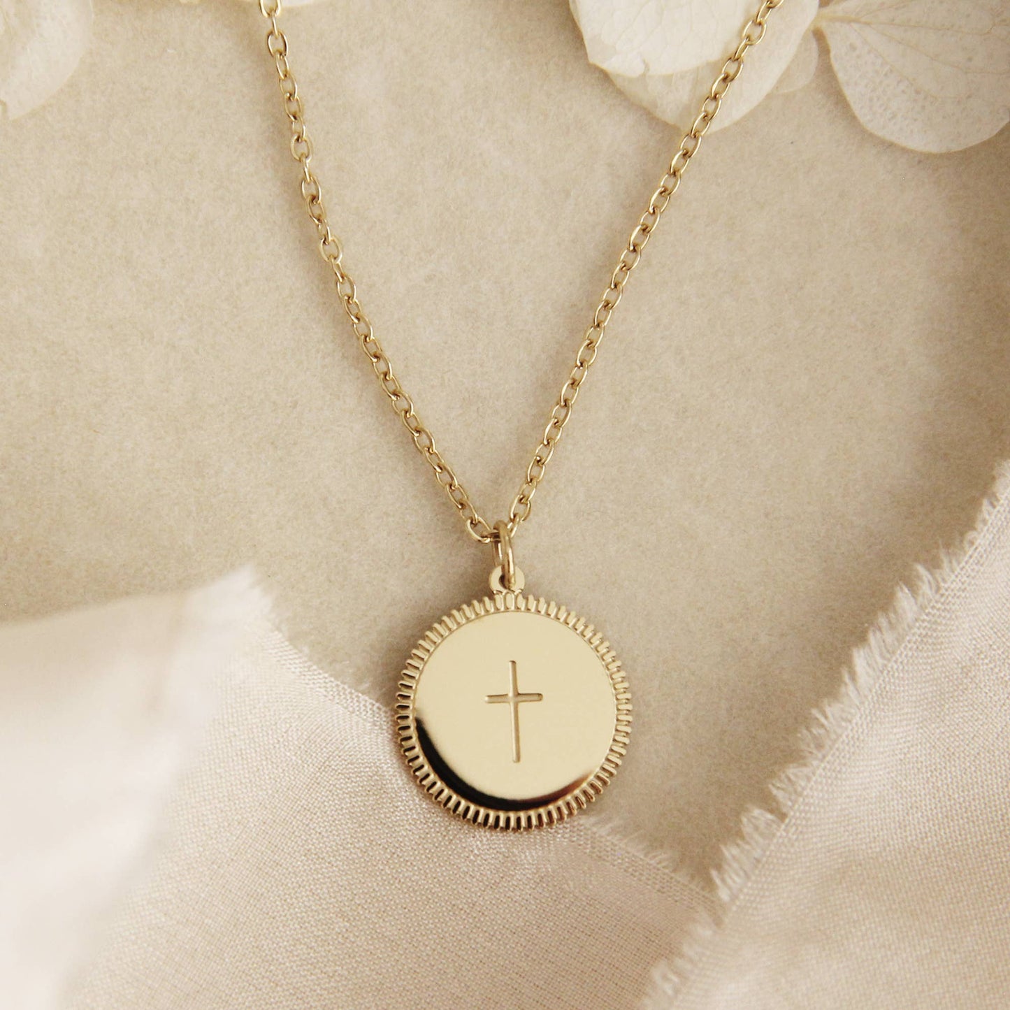 Cross Pendant Necklace: Yellow Gold