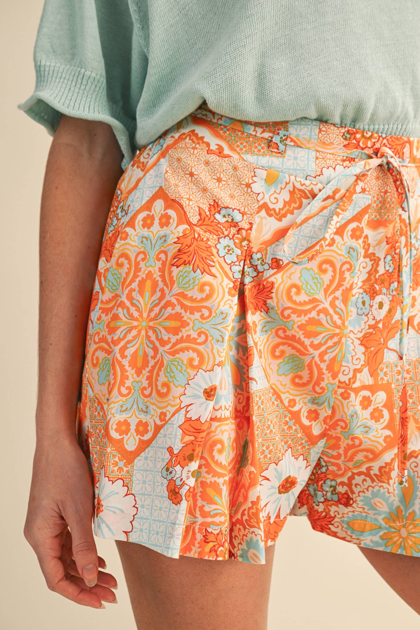EXCLUSIVE FLORAL PLEATED SHORTS